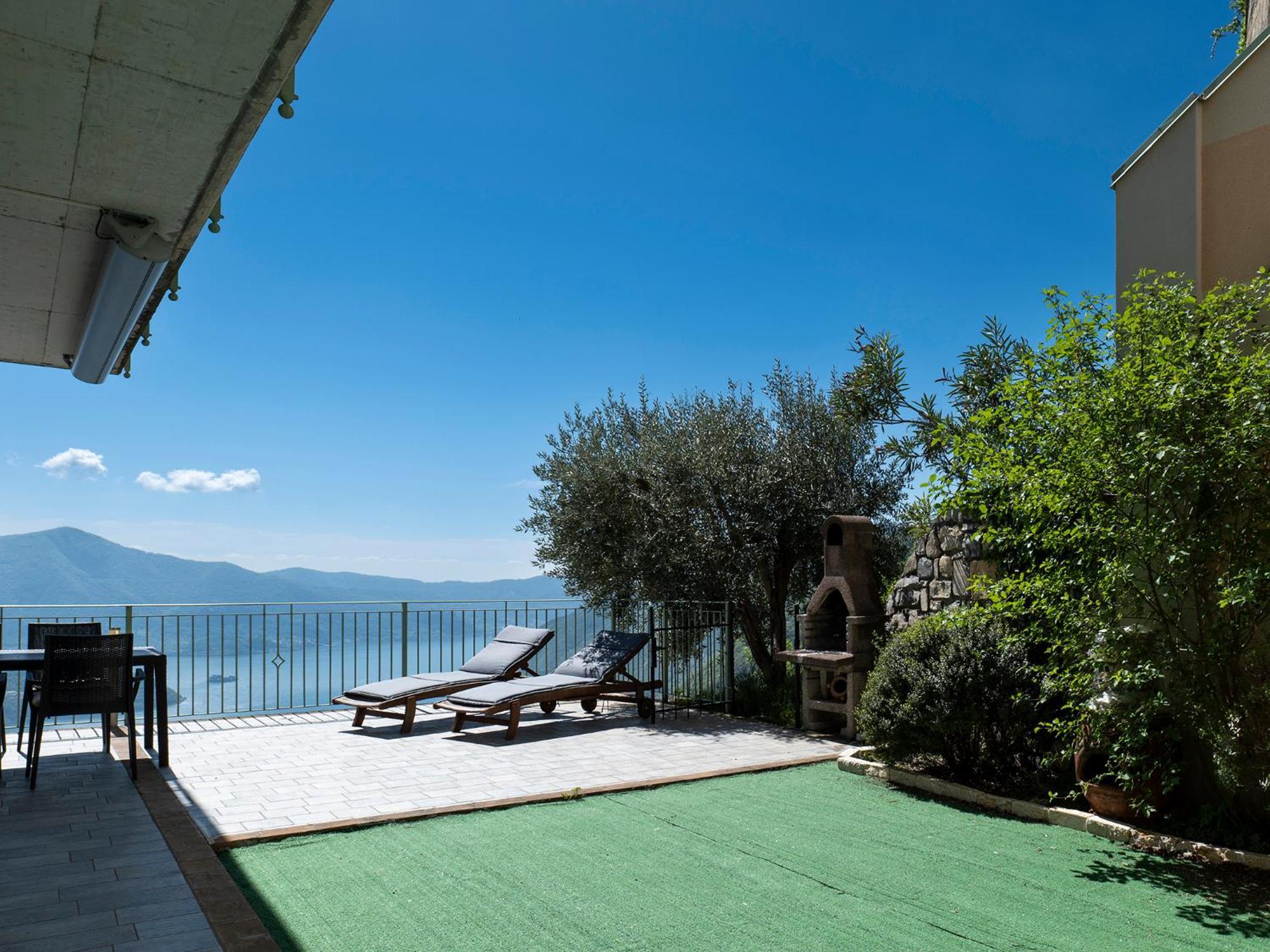 Mantegna - Garden With Lake View And Swimming Pool Parzanica Екстериор снимка